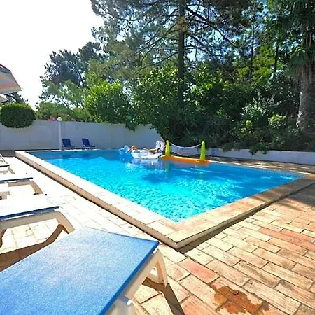 Hotel Fantastic Vacation Getaway, Private Tennis Court Golf Practice Facility